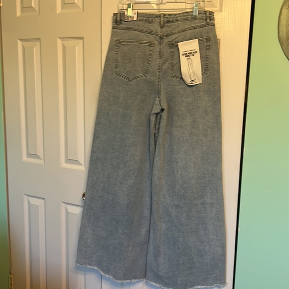 Almost Famous Super High Rise Wide Leg Jeans - Picture 4 of 5